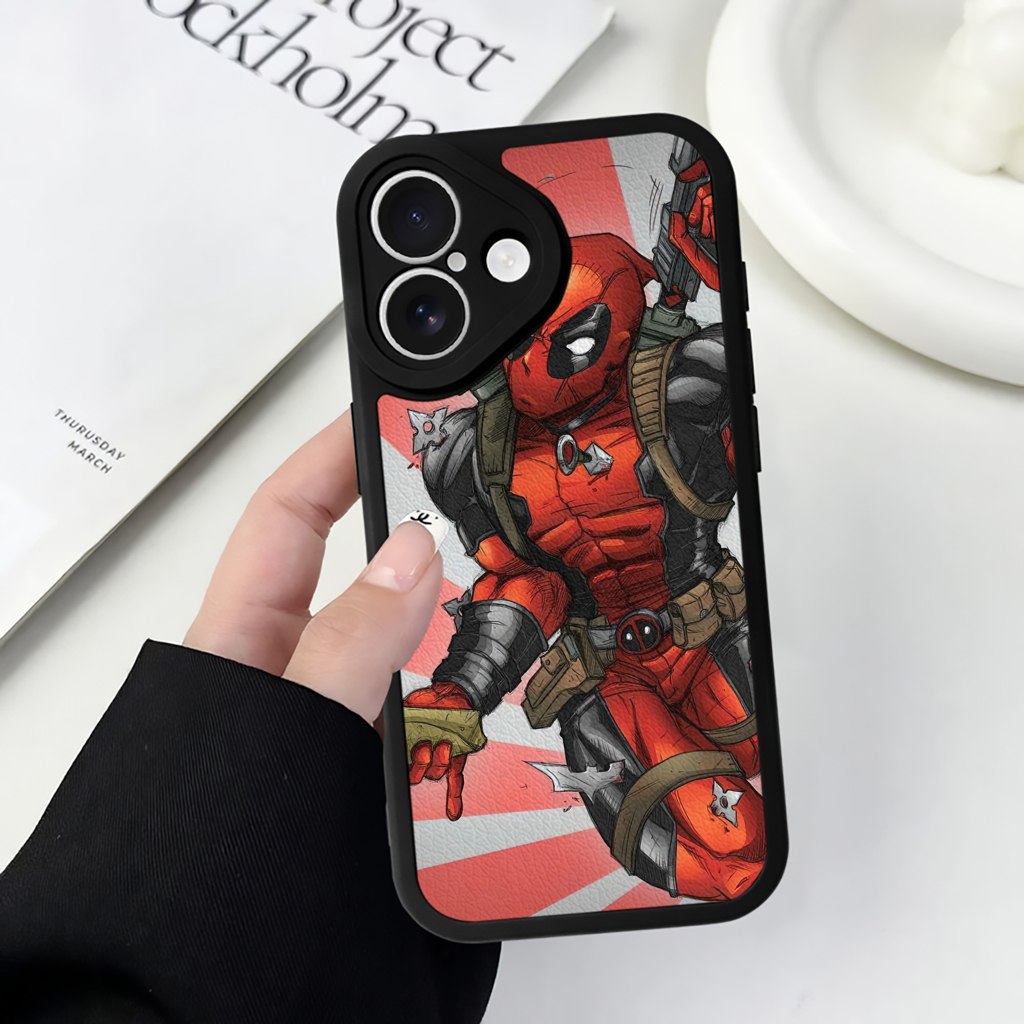 （画像用） Deadpool デッドプール 【iPhone 16シリーズ対応】シリコンスマホケース（レザー調） 材質：シリコン